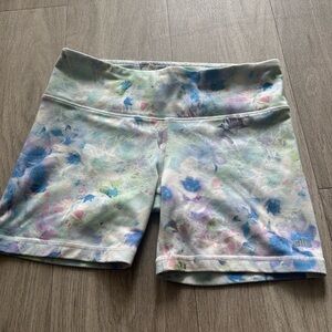 ALO YOGA Women's AIRBRUSH Floral Shorts Tie-dyed Blue Green